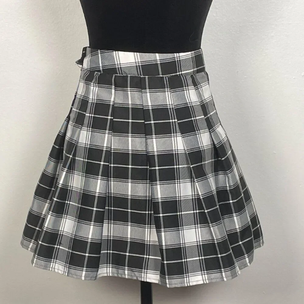 Classic Black & White Pleated Plaid Mini Skirt - Picture 4 of 4